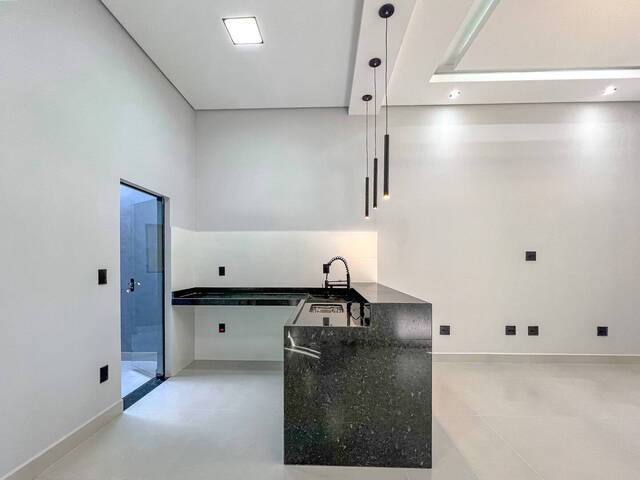 Casa para Compra em Botucatu - 4