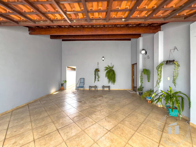 #153 - Casa para Compra em Botucatu - SP - 2