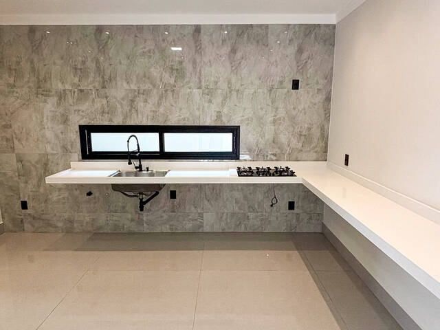 Casa para Compra em Botucatu - 3