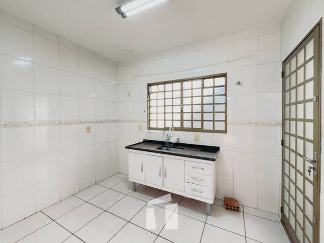 Casa para Compra em Botucatu - 3